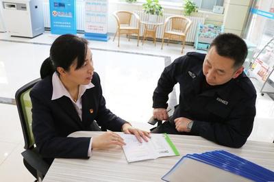 春燕銜泥 愛駐燕山——記濟南歷下區燕山街道便民服務中心企業咨詢服務專員亓春燕